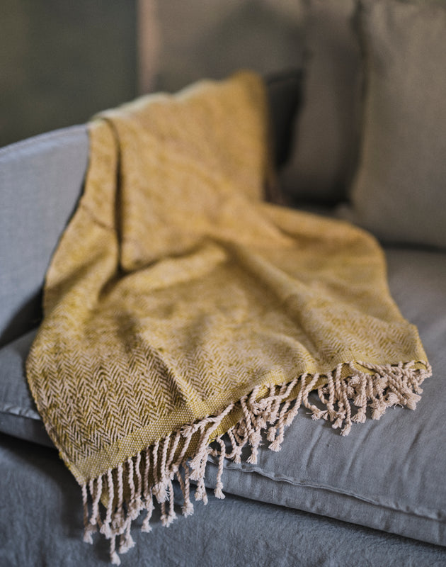 Détail des franges du plaid Tasar en coton et soie de bananier