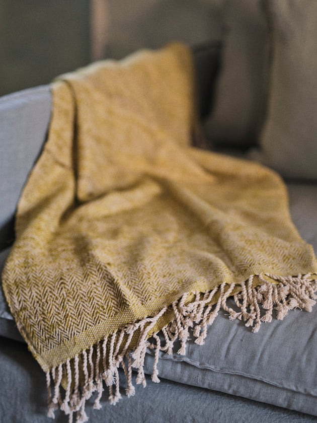 Détail des franges du plaid Tasar en coton et soie de bananier