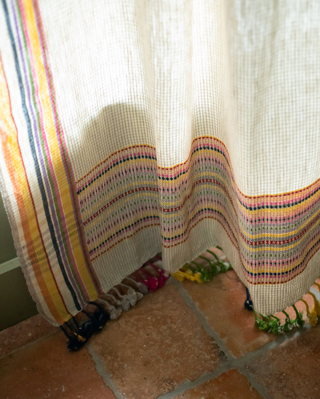 Rideau Dupatta coloré en coton biologique tissé à la main avec au bout des pompons colorés