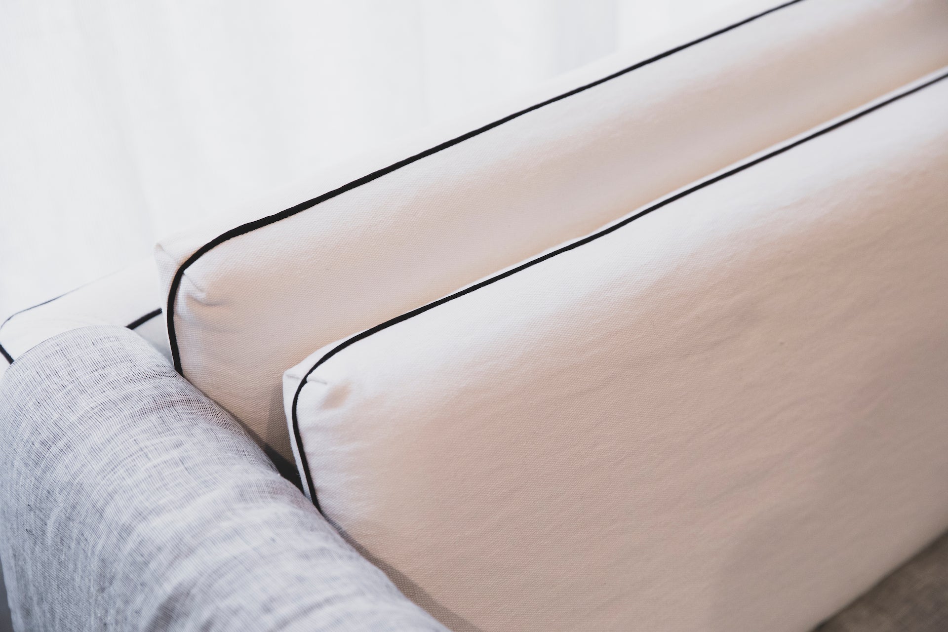 Zoom sur les coussins blanc avec des contours noirs