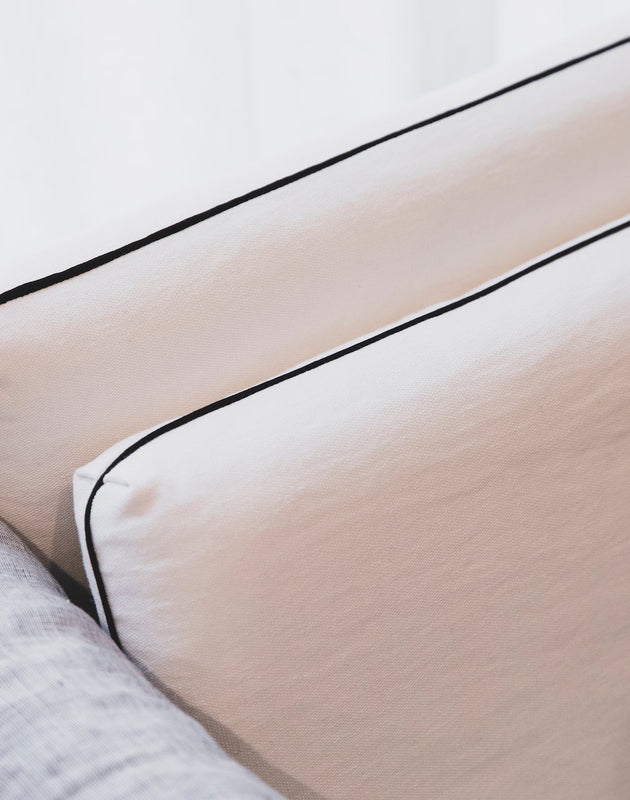 Zoom sur les coussins blanc avec des contours noirs