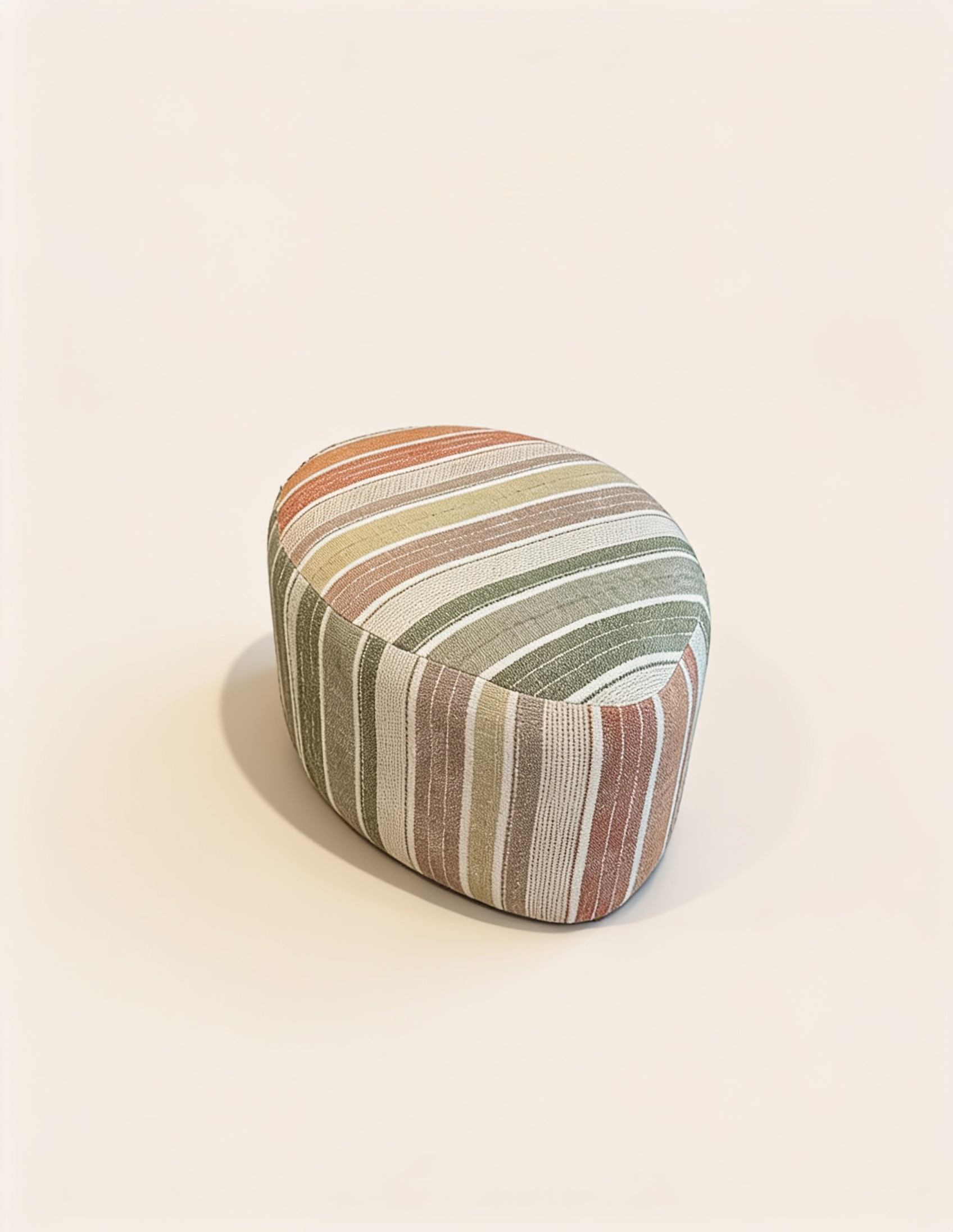 Pouf à rayures colorées sur fond blanc.