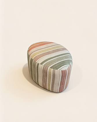 Pouf à rayures colorées sur fond blanc.