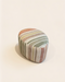Pouf à rayures colorées sur fond blanc.