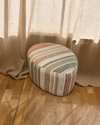 Pouf à rayures colorées