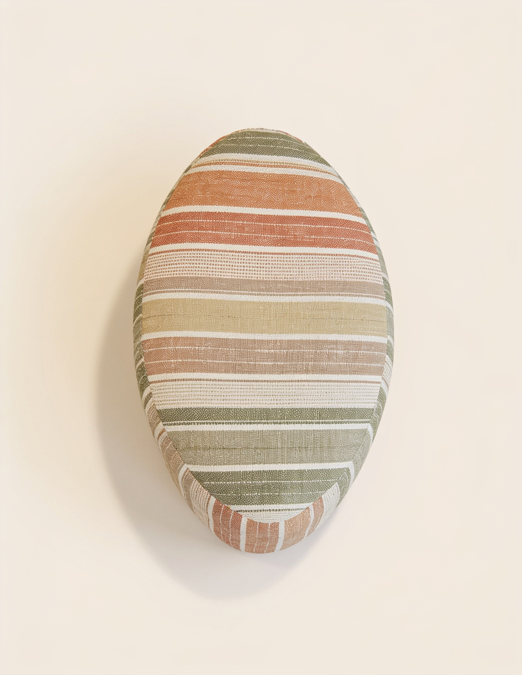 Pouf à rayures colorées, pris du dessus, sur fond blanc.