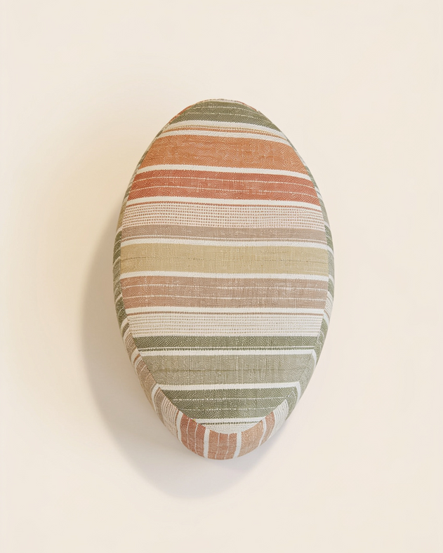 Pouf à rayures colorées, pris du dessus, sur fond blanc.