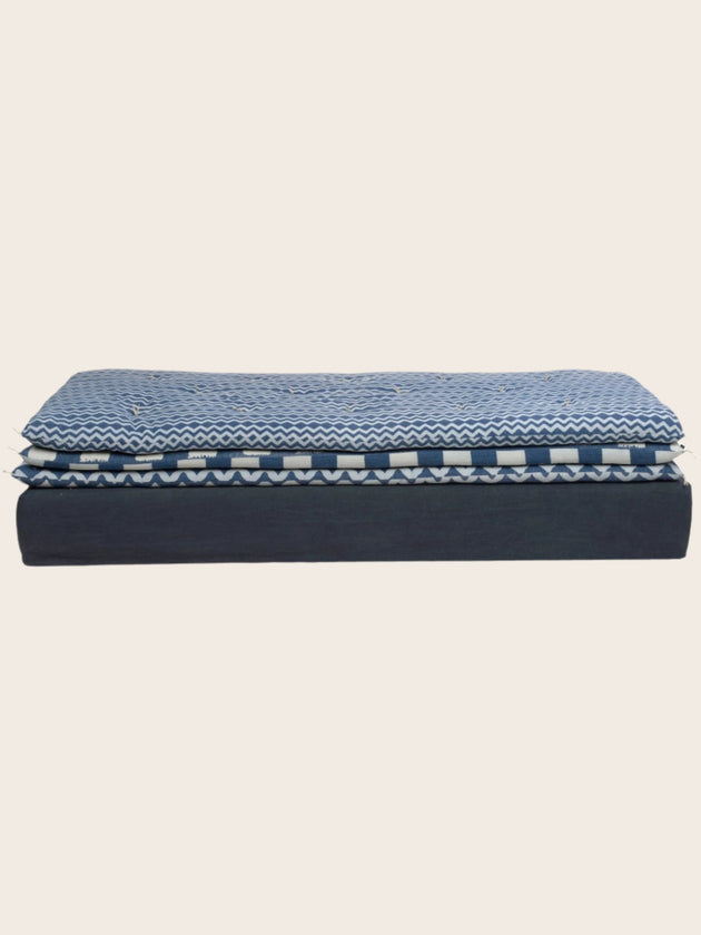 Divan bleue confortable avec ses 3 matelas