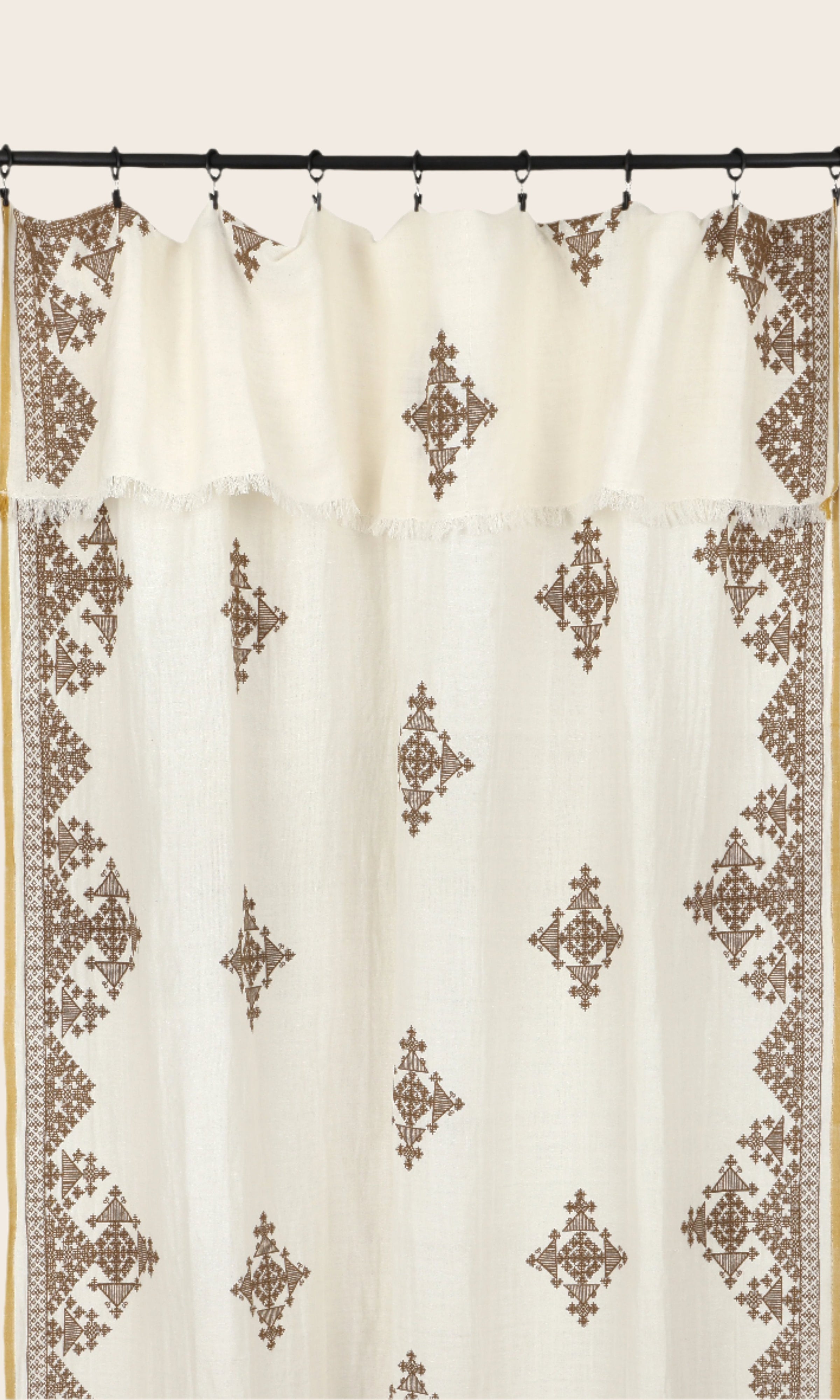 Rideau Dafi en coton, bambou et lin, avec ses motifs colorés et son liseré contrastant.