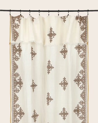 Rideau Dafi en coton, bambou et lin, avec ses motifs colorés et son liseré contrastant.