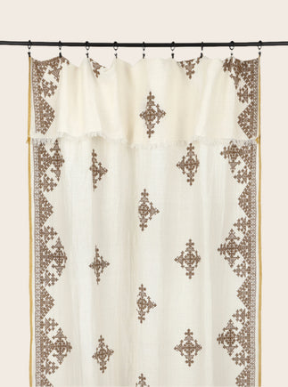 Rideau Dafi en coton, bambou et lin, avec ses motifs colorés et son liseré contrastant.