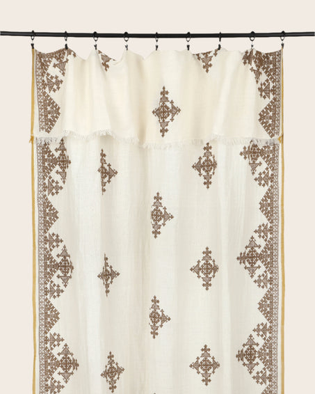 Rideau Dafi en coton, bambou et lin, avec ses motifs colorés et son liseré contrastant.