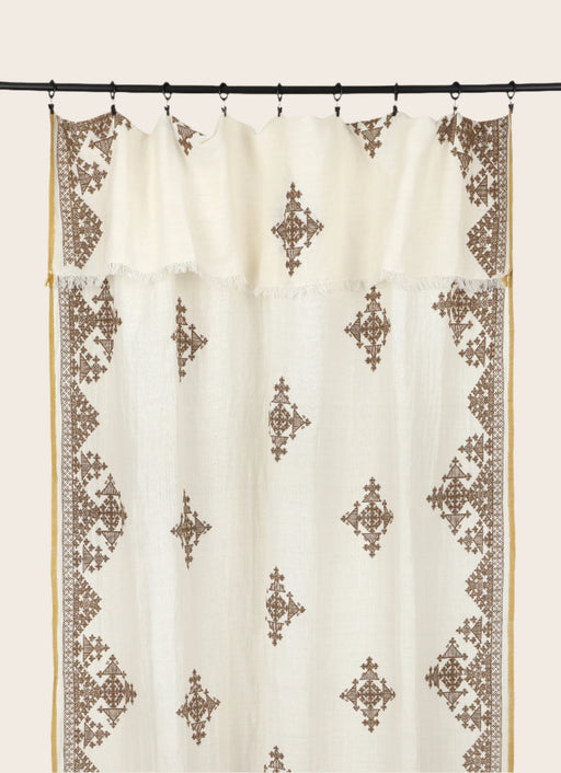 Rideau Dafi en coton, bambou et lin, avec ses motifs colorés et son liseré contrastant.