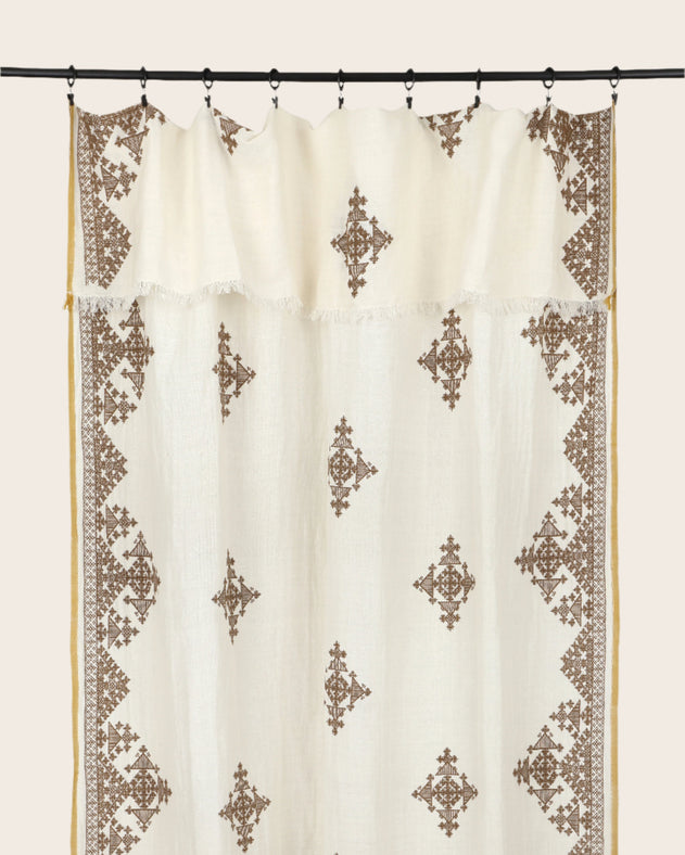 Rideau Dafi en coton, bambou et lin, avec ses motifs colorés et son liseré contrastant.