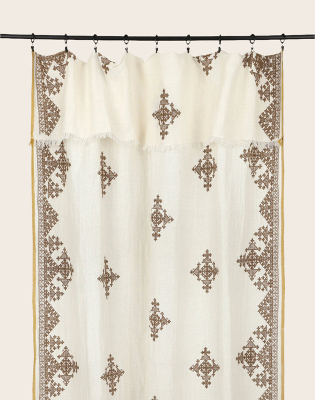 Rideau Dafi en coton, bambou et lin, avec ses motifs colorés et son liseré contrastant.
