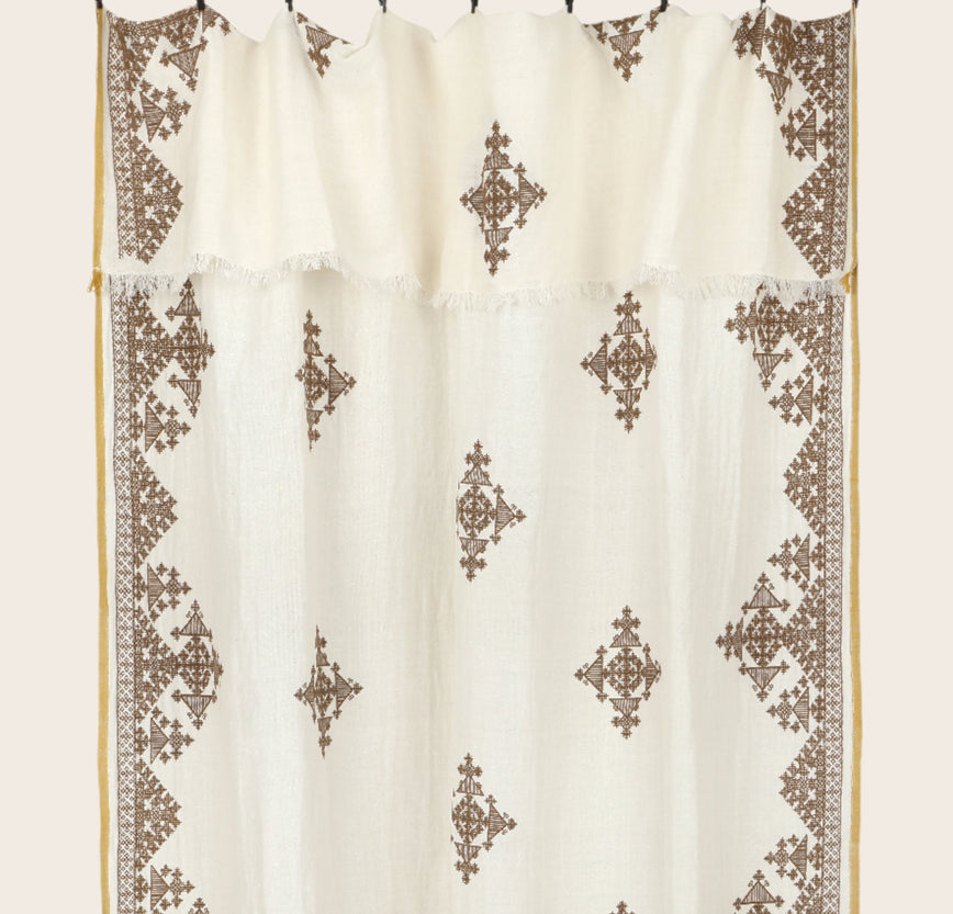 Rideau Dafi en coton, bambou et lin, avec ses motifs colorés et son liseré contrastant.
