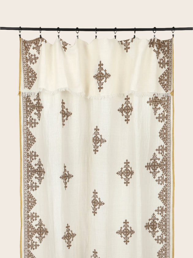 Rideau Dafi en coton, bambou et lin, avec ses motifs colorés et son liseré contrastant.