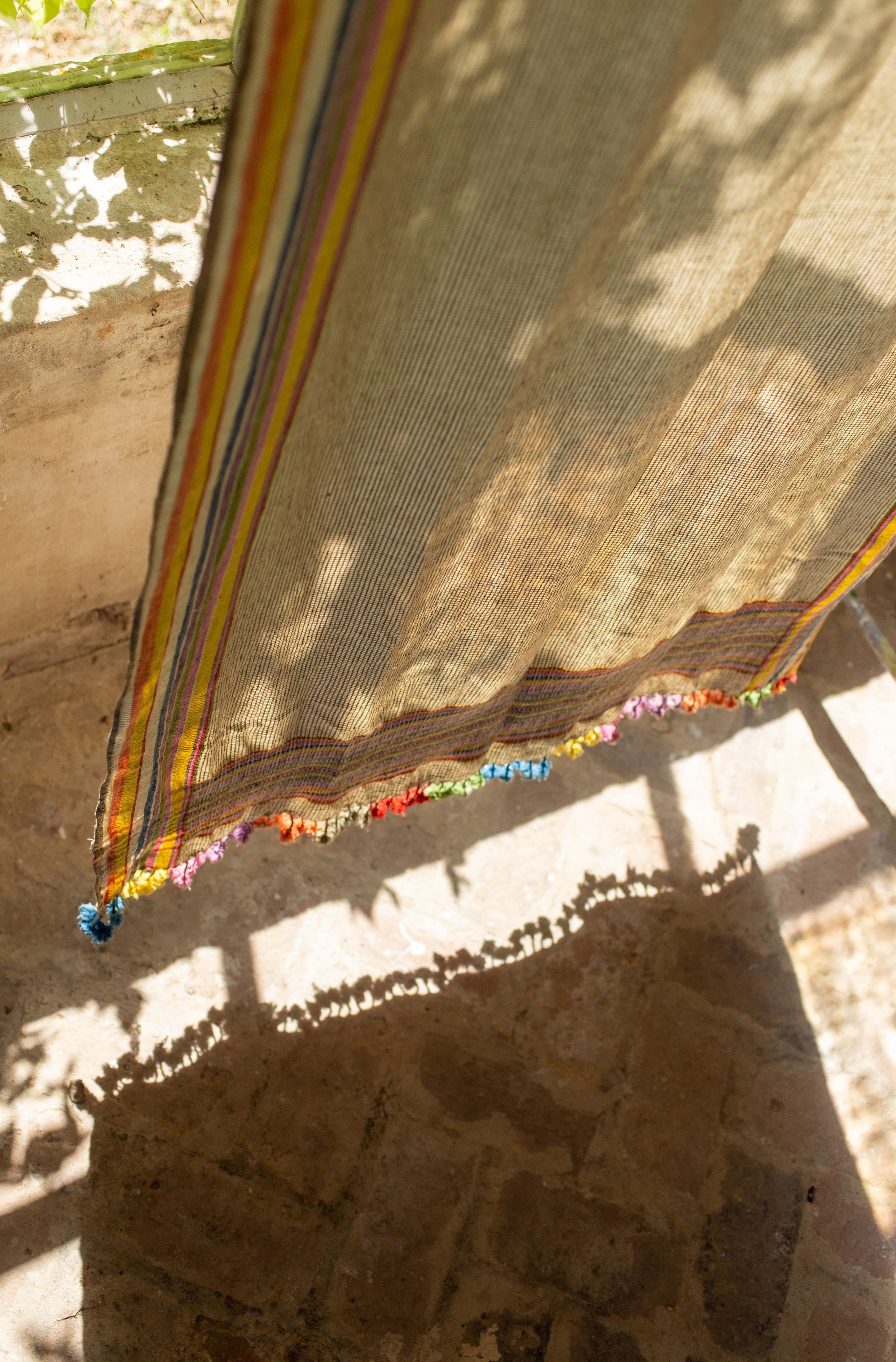 Rideau Dupatta en coton biologique et ses pompons colorés