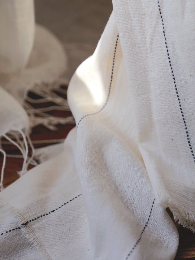 Détail des pointillés noirs sur le rideau Lina en khadi de coton biologique 