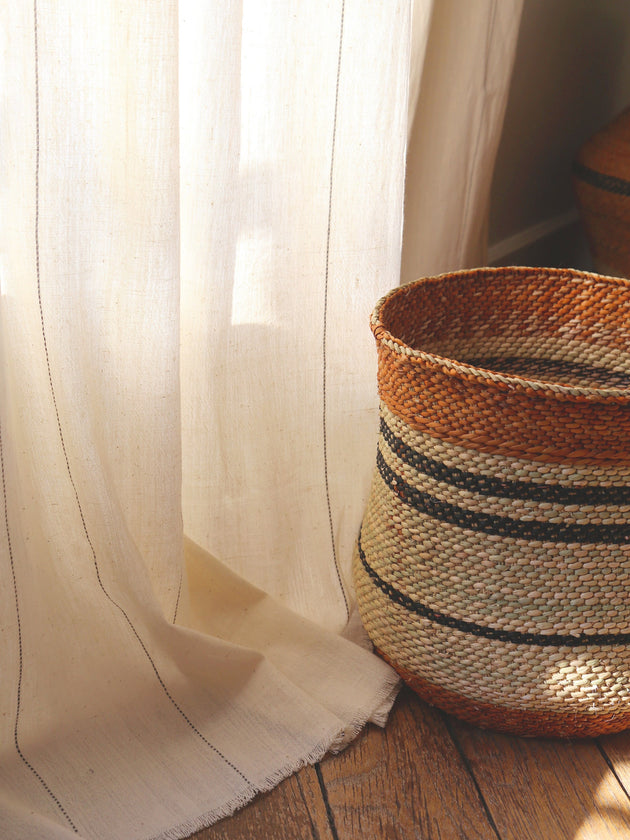 Rideau Lina en khadi de coton biologique couleur Charcoal avec ses pointillés noirs sur le voile