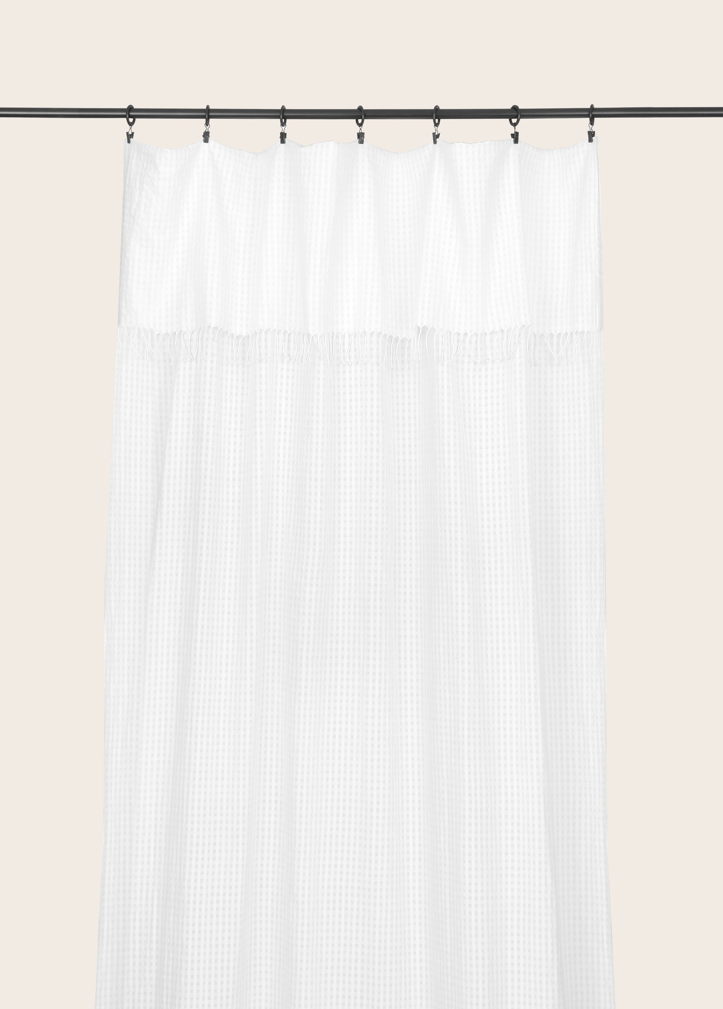 Rideau voilage Jalma avec de délicats motifs vichy en transparence et des fines franges aux extremités.