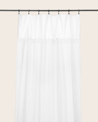 Rideau voilage Jalma avec de délicats motifs vichy en transparence et des fines franges aux extremités.