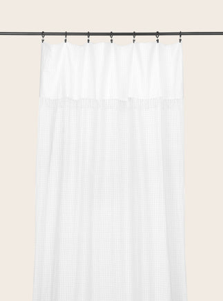 Rideau voilage Jalma avec de délicats motifs vichy en transparence et des fines franges aux extremités.