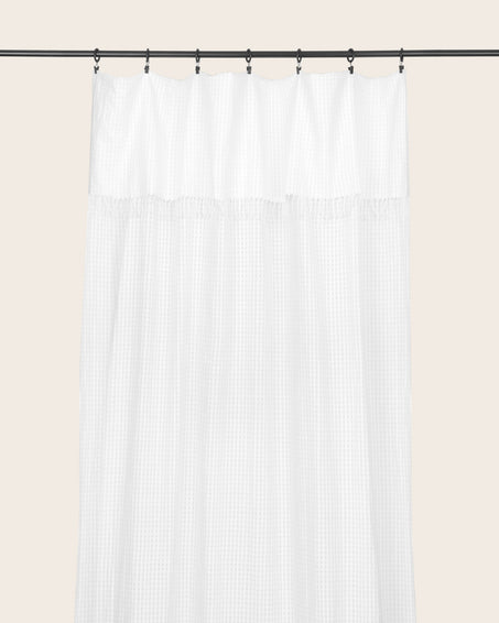 Rideau voilage Jalma avec de délicats motifs vichy en transparence et des fines franges aux extremités.