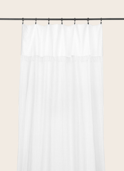 Rideau voilage Jalma avec de délicats motifs vichy en transparence et des fines franges aux extremités.
