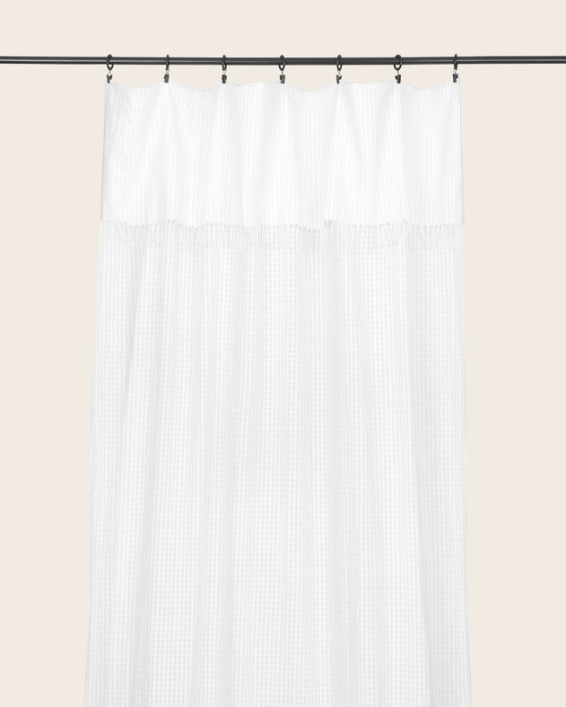 Rideau voilage Jalma avec de délicats motifs vichy en transparence et des fines franges aux extremités.