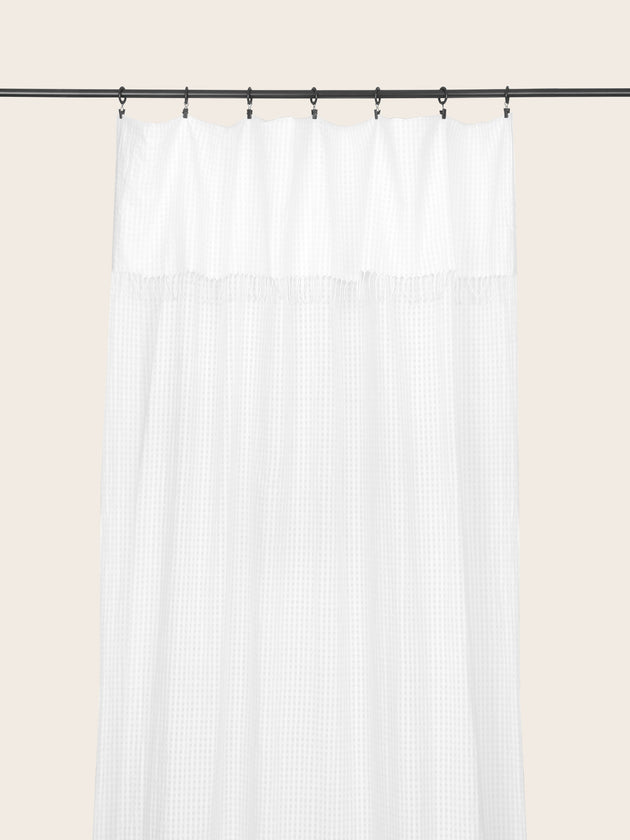 Rideau voilage Jalma avec de délicats motifs vichy en transparence et des fines franges aux extremités.