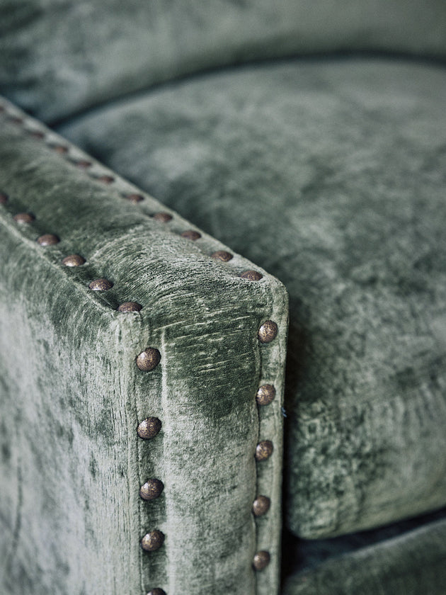 Accoudoir du canapé avec des clous