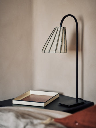 Luminaire : abat-jour pour lampe à poser, sur une table de chevet dans une chambre