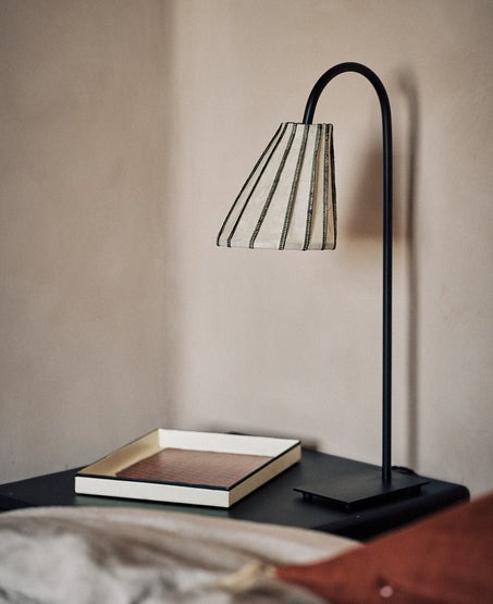 Luminaire : abat-jour pour lampe à poser, sur une table de chevet dans une chambre