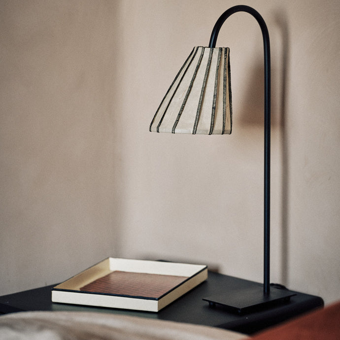 Luminaire : abat-jour pour lampe à poser, sur une table de chevet dans une chambre