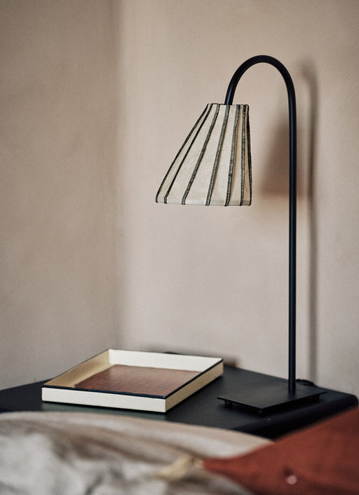 Luminaire : abat-jour pour lampe à poser, sur une table de chevet dans une chambre