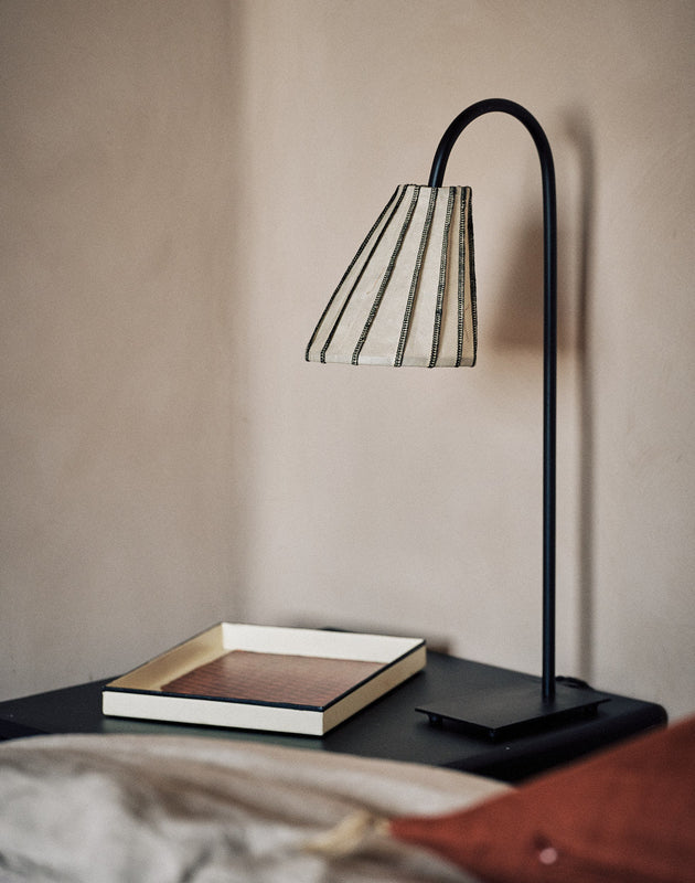 Luminaire : abat-jour pour lampe à poser, sur une table de chevet dans une chambre