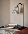 Luminaire : abat-jour pour lampe à poser, sur une table de chevet dans une chambre