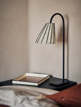 Luminaire : abat-jour pour lampe à poser, sur une table de chevet dans une chambre