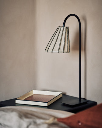 Luminaire : abat-jour pour lampe à poser, sur une table de chevet dans une chambre