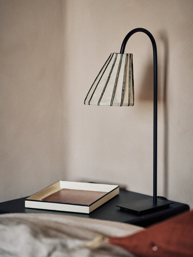 Luminaire : abat-jour pour lampe à poser, sur une table de chevet dans une chambre