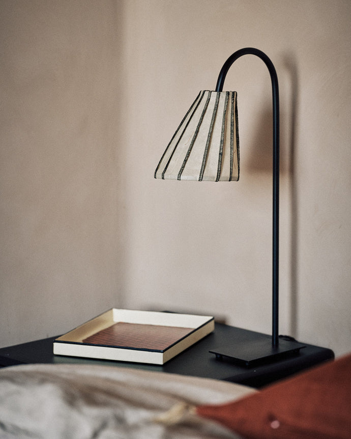 Luminaire : abat-jour pour lampe à poser, sur une table de chevet dans une chambre
