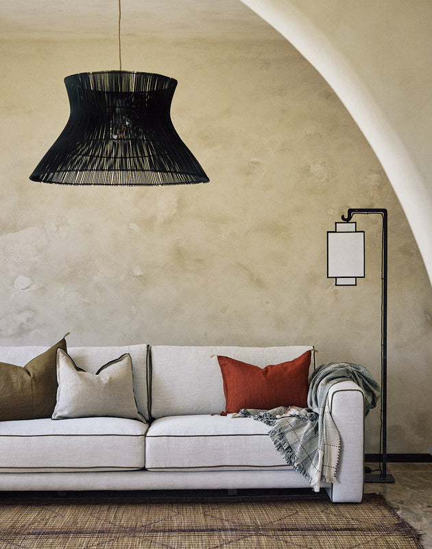 Luminaire : abat-jour blanc avec ses contours noirs pour salon