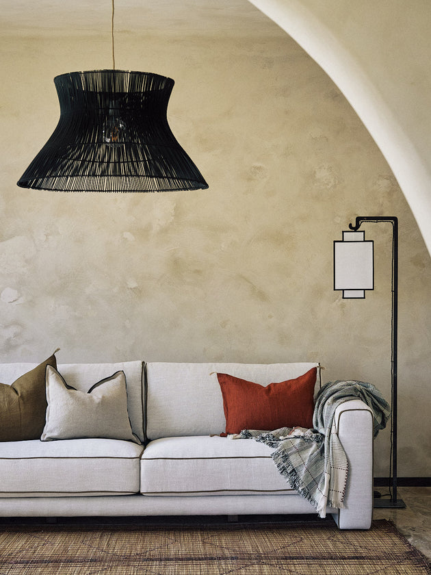 Luminaire : abat-jour blanc avec ses contours noirs pour salon