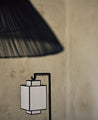 Luminaire : abat-jour blanc avec des contours noirs pour la chambre