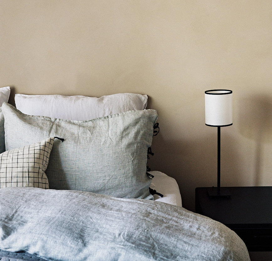 Lampe de chevet en papier blanc et contours noirs