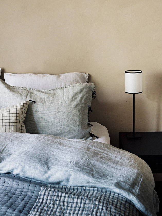 Lampe de chevet en papier blanc et contours noirs