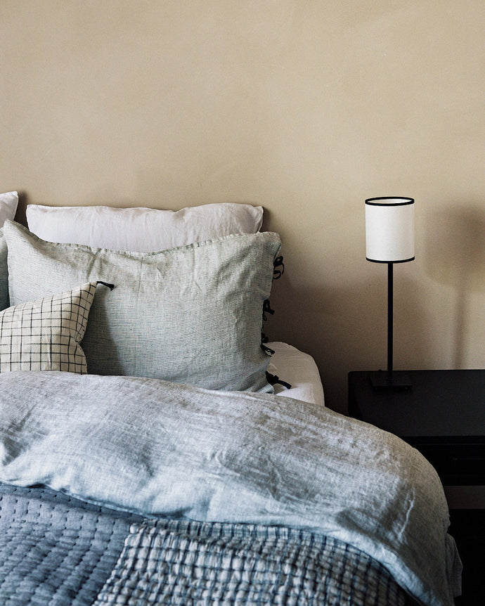Lampe de chevet en papier blanc et contours noirs