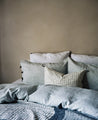 Literie : draps bleus pour un lit à carreaux élégant