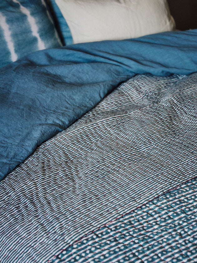 Linge de lit avec des imprimés végétaux